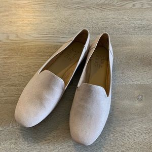 Naturalizer Emiline flat (loafer) - Cream/Beige with pretty sheen. Size 6